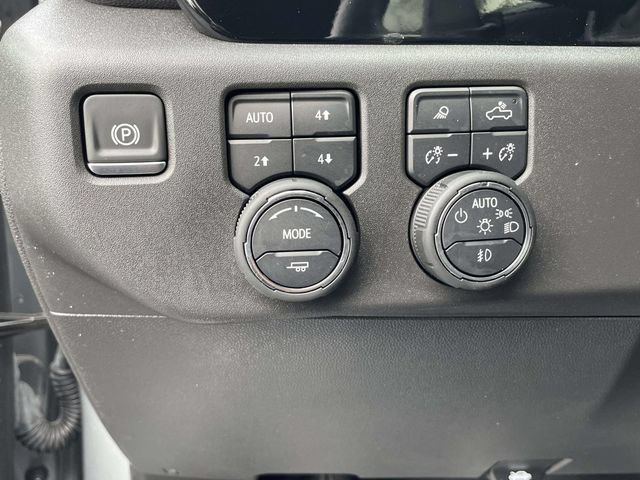 Used 2025 Chevrolet Silverado 1500 LT Trail Boss w/ Convenience Package II AWD/4WD image 15