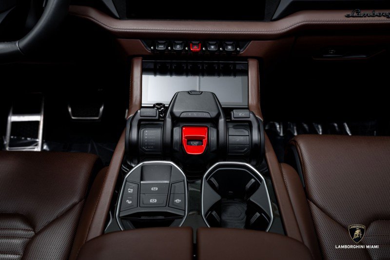 Used 2025 Lamborghini Urus SE image 35