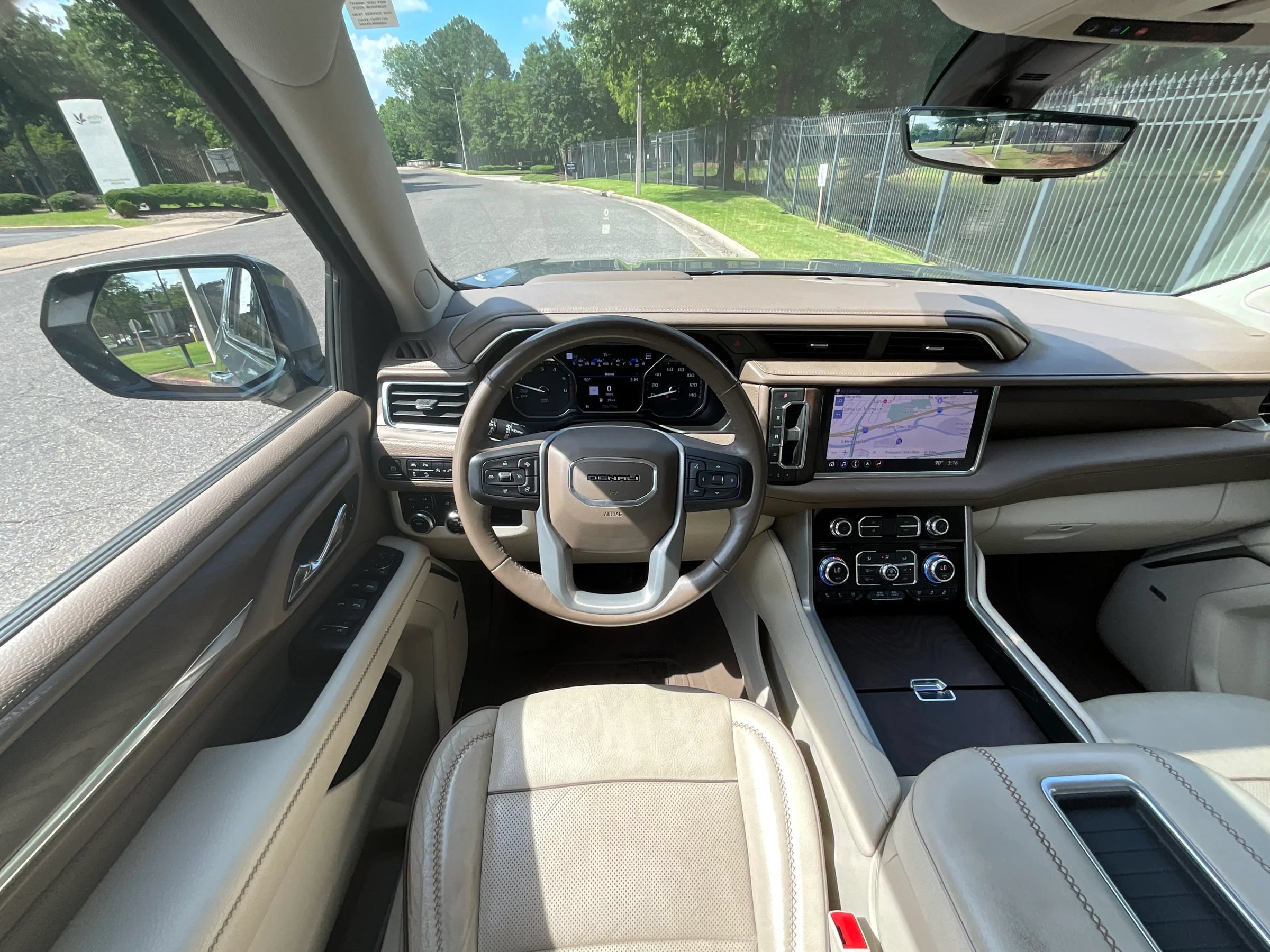 Used 2021 GMC Yukon Denali w/ Denali Premium Package AWD/4WD image 23