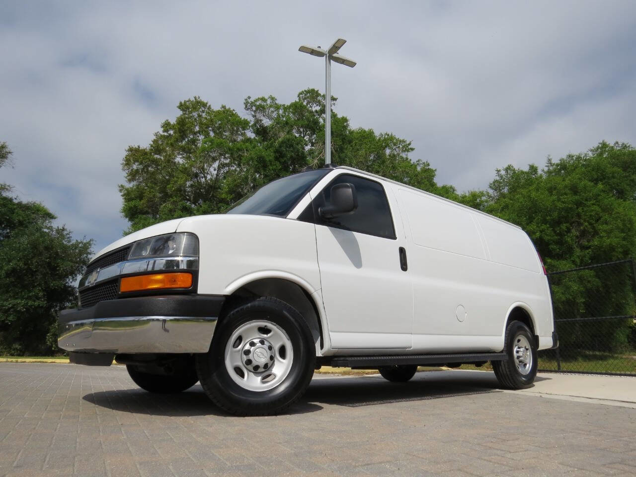 Used 2016 Chevrolet Express 3500 image 4
