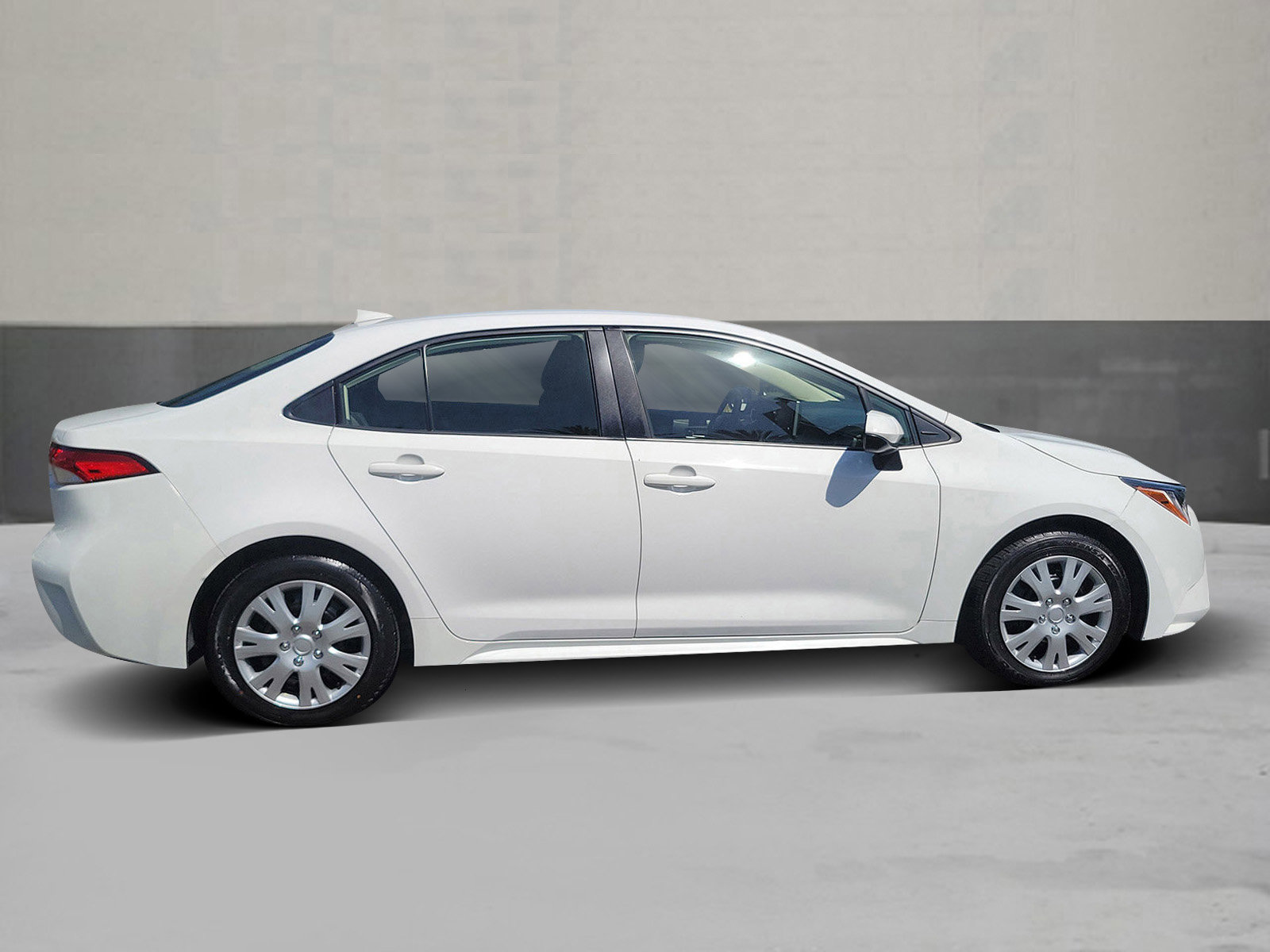 Used 2021 Toyota Corolla LE image 4