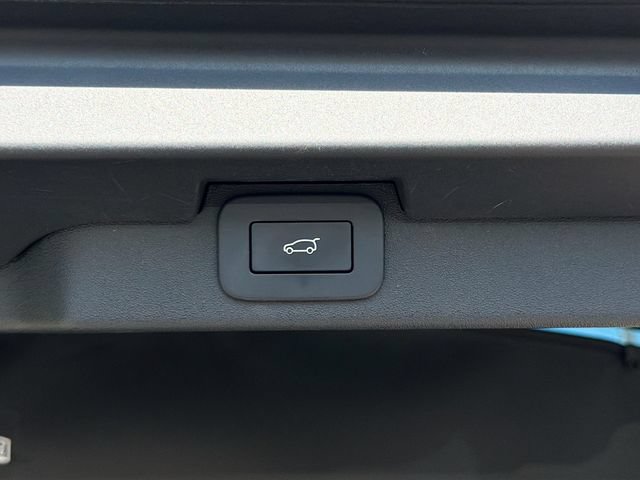 Used 2025 Land Rover Discovery Metropolitan Edition AWD/4WD image 14