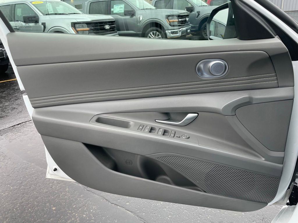 Used 2025 Hyundai Elantra SEL FWD image 50