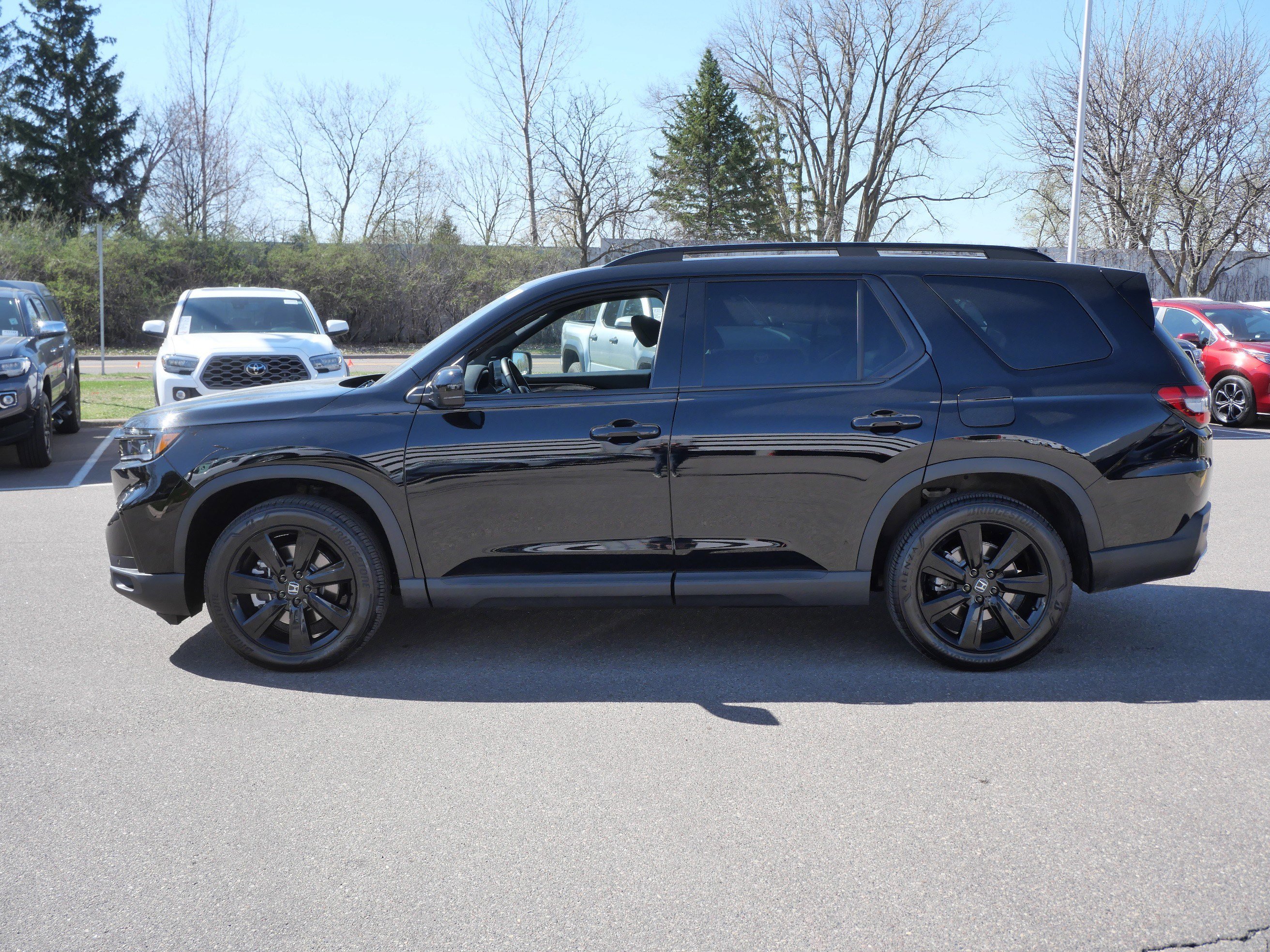 Used 2025 Honda Pilot Black Edition image 4