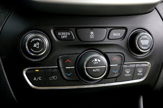 Used 2016 Jeep Cherokee Latitude w/ Comfort/Convenience Group FWD image 19