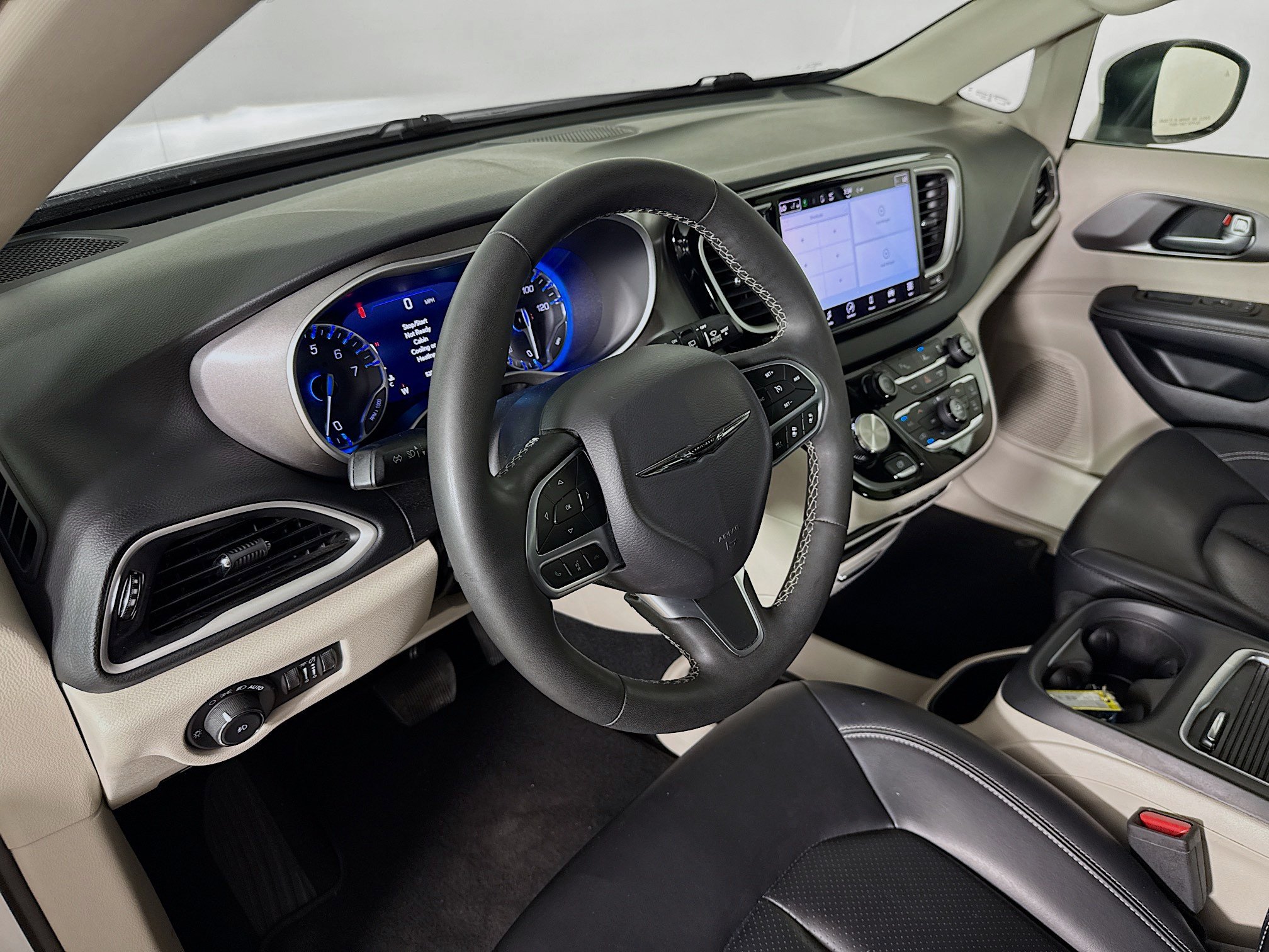 Used 2023 Chrysler Pacifica Touring-L FWD image 8