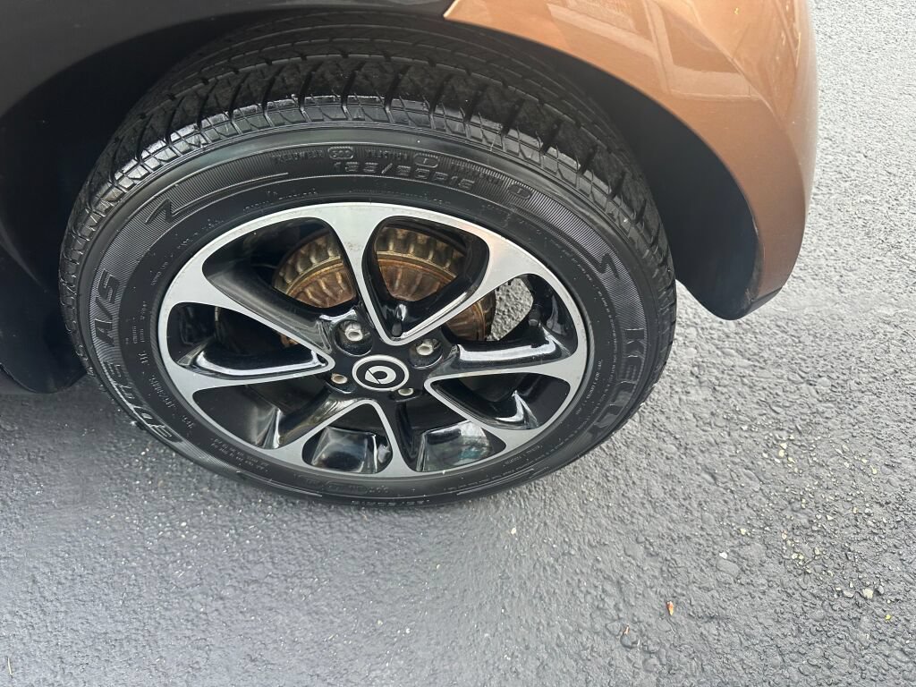 Used 2016 smart fortwo passion RWD image 9