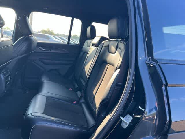 Used 2023 Jeep Grand Cherokee Altitude AWD/4WD image 13