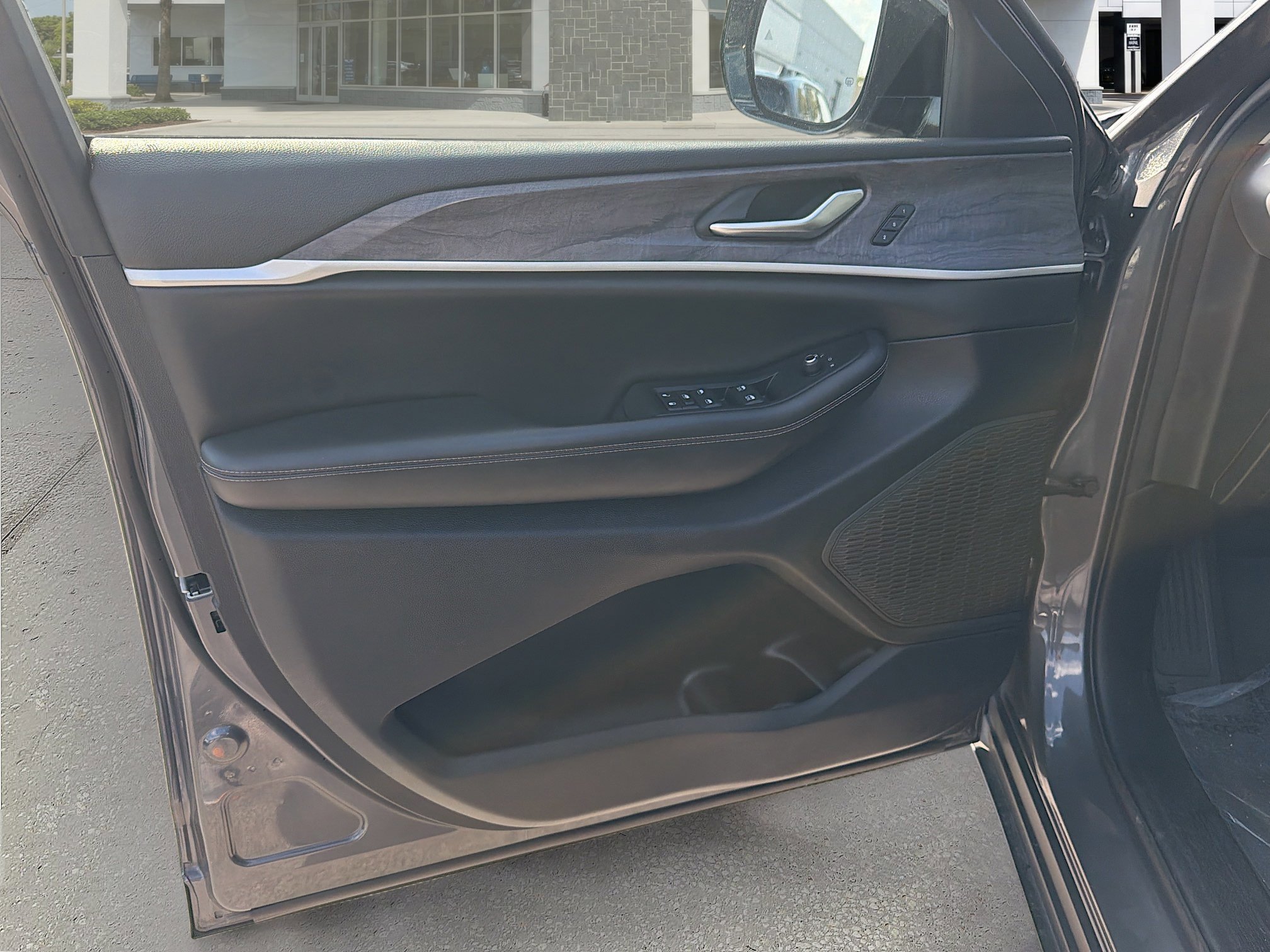 Used 2023 Jeep Grand Cherokee L Limited image 24