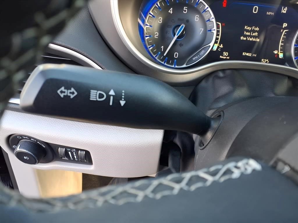 Used 2023 Chrysler Pacifica Touring-L FWD image 18