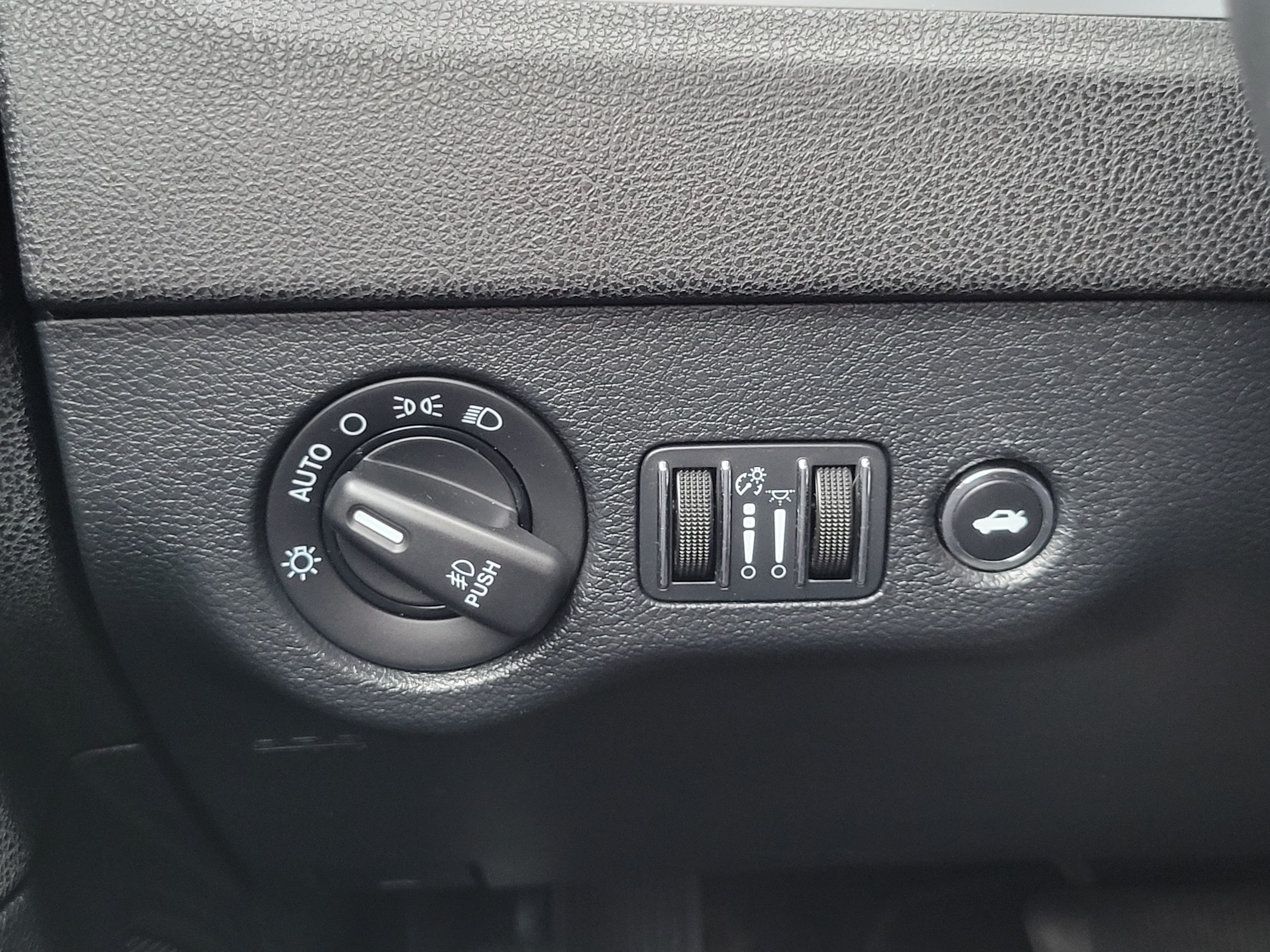 Used 2014 Chrysler 300 C RWD image 11
