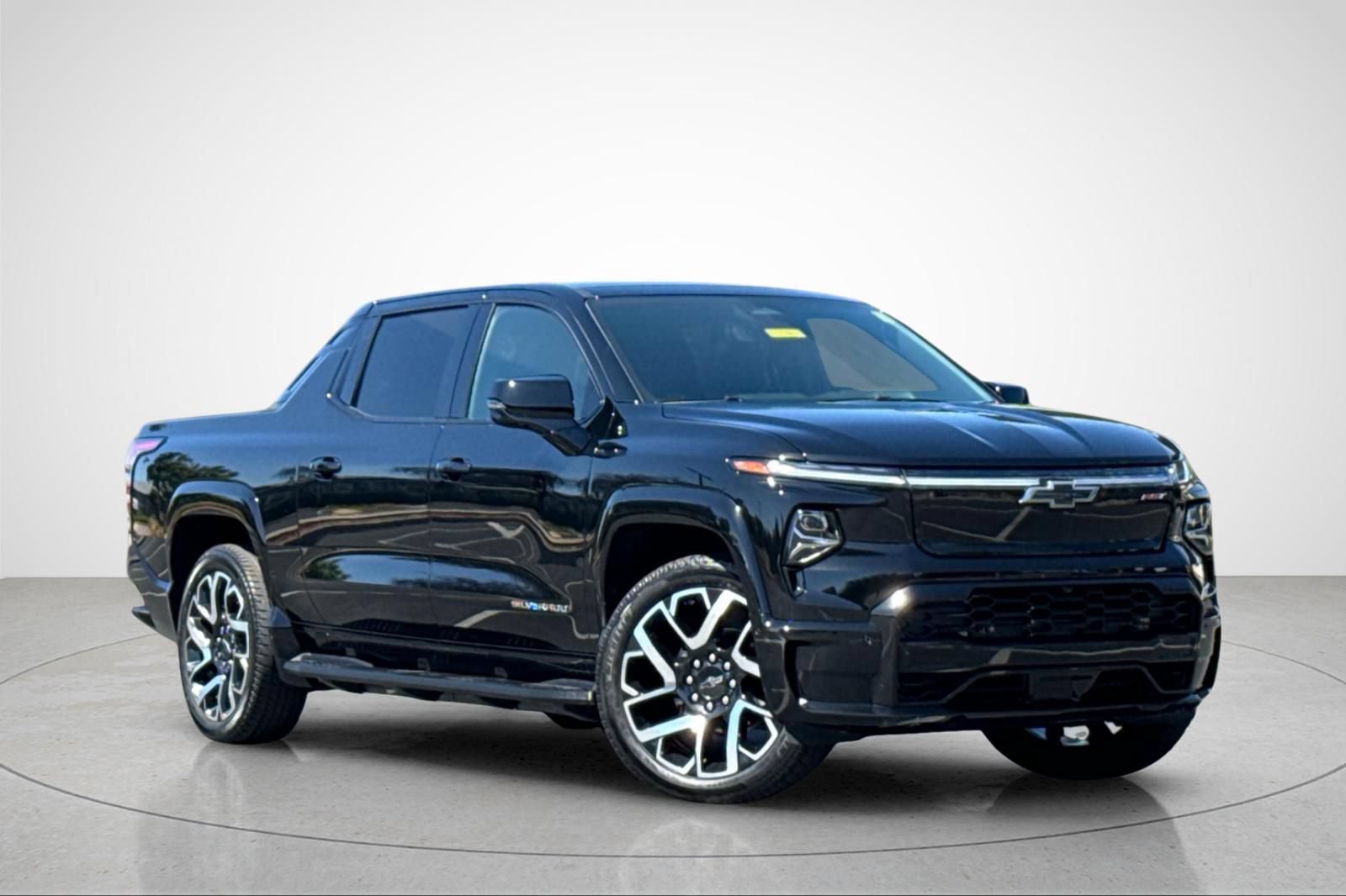 Used 2025 Chevrolet Silverado EV RST AWD/4WD image 2