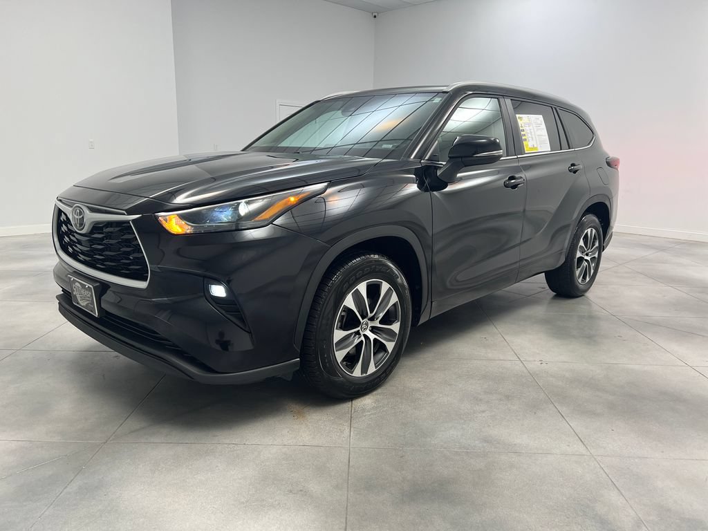 Used 2025 Toyota Highlander XLE FWD image 4