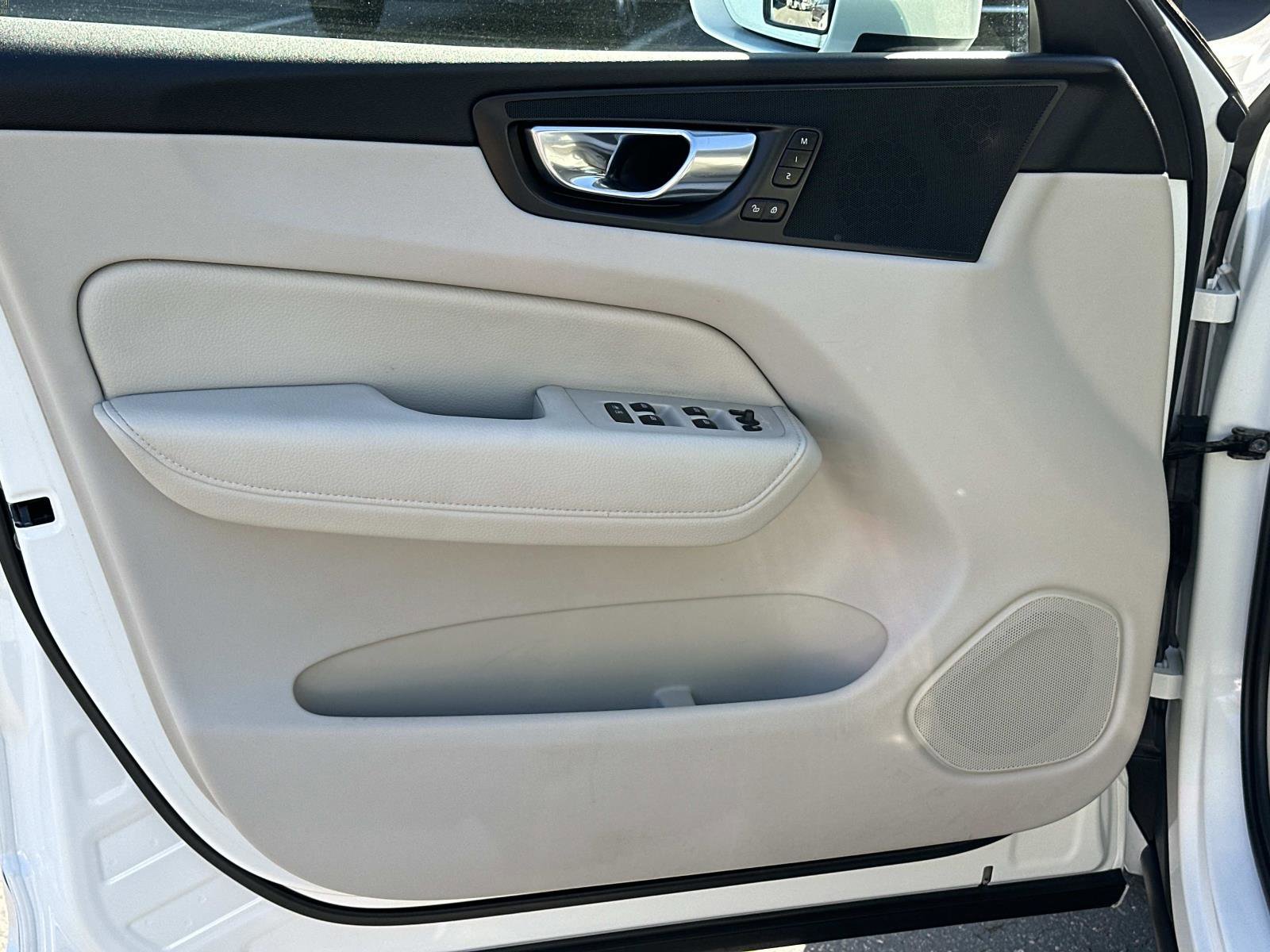 Used 2020 Volvo XC60 T8 Momentum w/ Protection Package Premier image 16