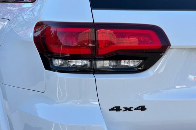 Certified 2022 Jeep Grand Cherokee Laredo X AWD/4WD image 24
