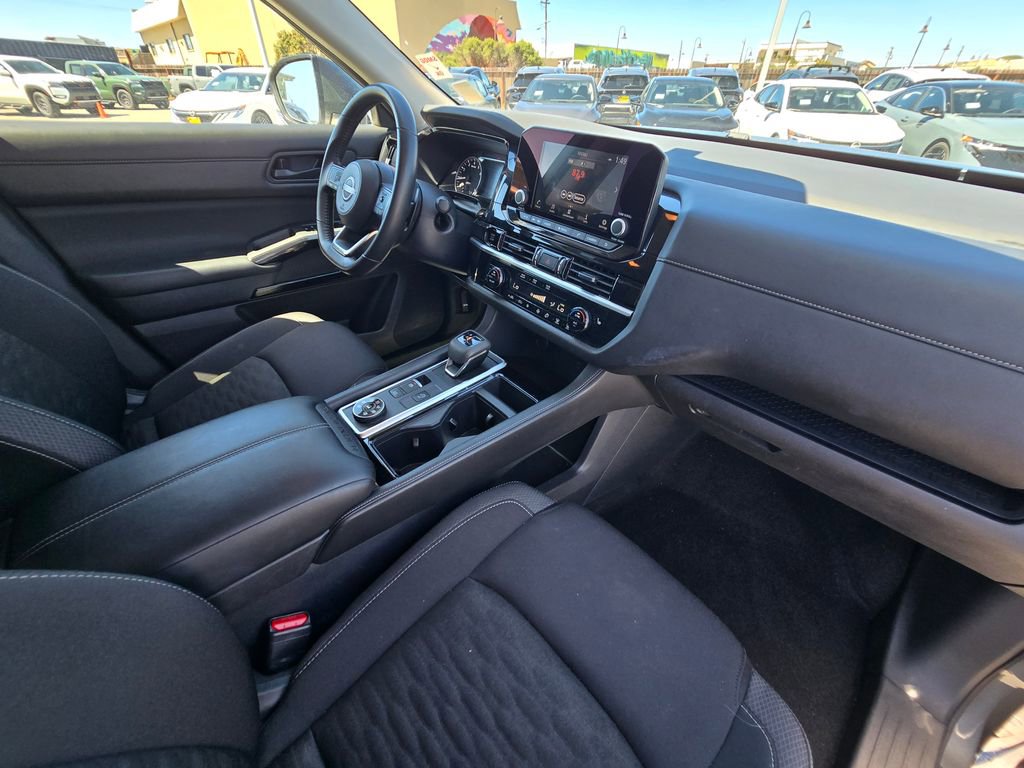 Used 2025 Nissan Pathfinder SV image 10