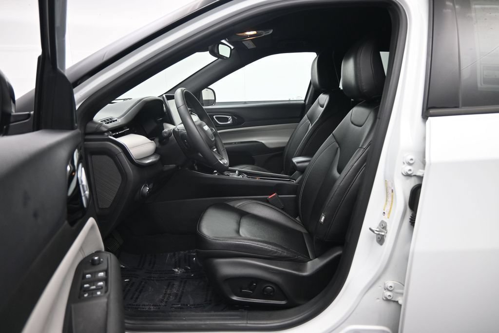Used 2025 Jeep Compass Limited AWD/4WD image 22
