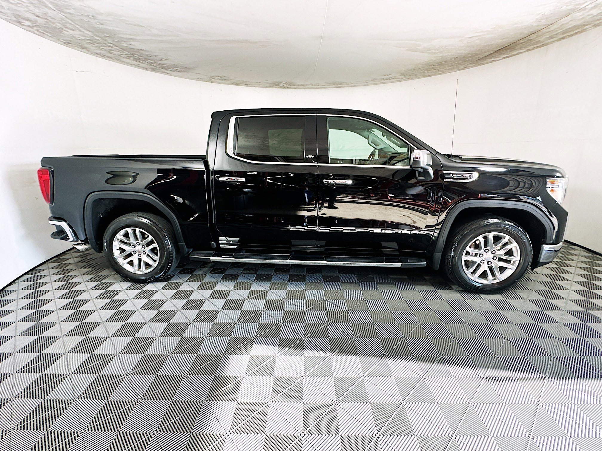 Used 2020 GMC Sierra 1500 SLT w/ SLT Premium Plus Package RWD image 2