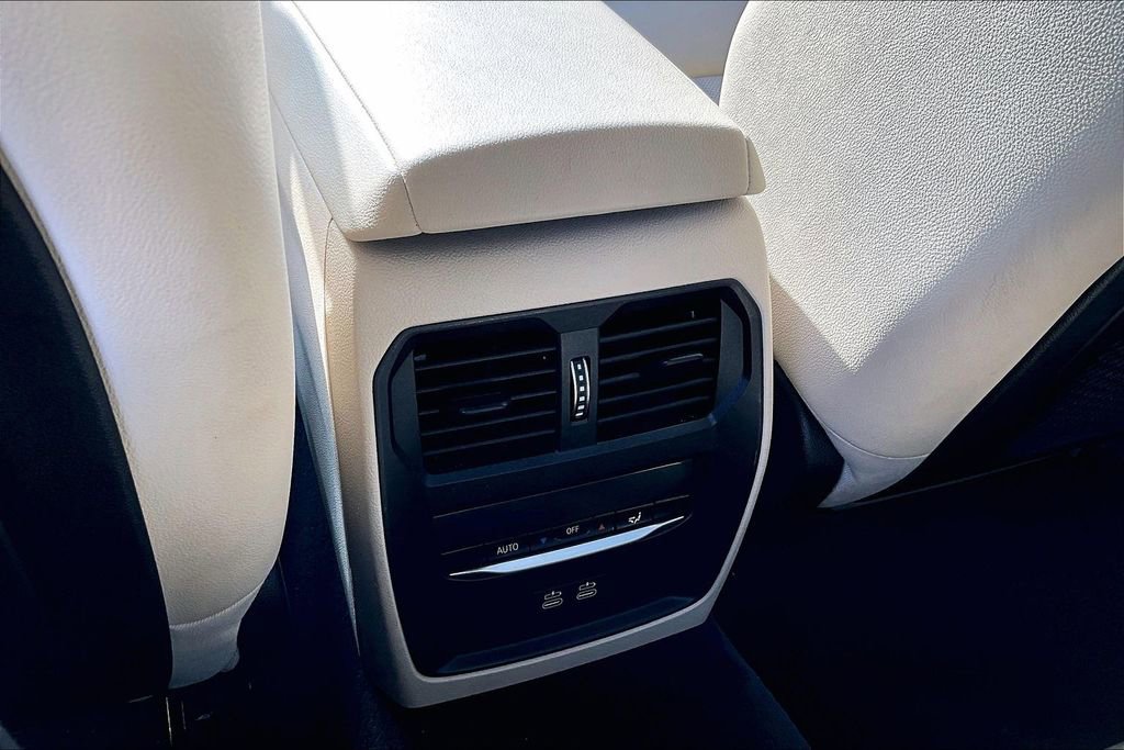 Used 2023 BMW 330e image 33