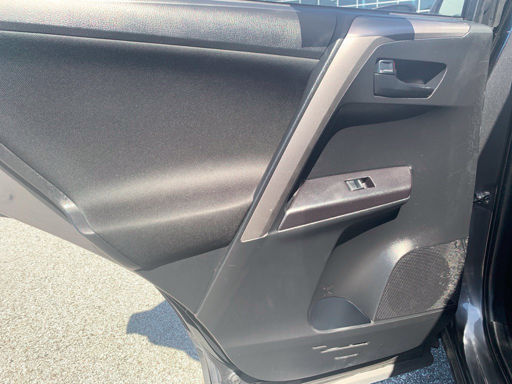 Used 2016 Toyota RAV4 LE AWD/4WD image 18