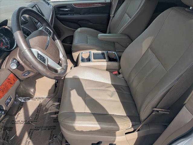 Used 2014 Chrysler Town & Country Touring-L w/ Driver Convenience Group image 15