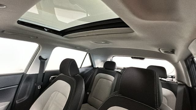 Used 2025 Hyundai Venue SEL FWD image 13