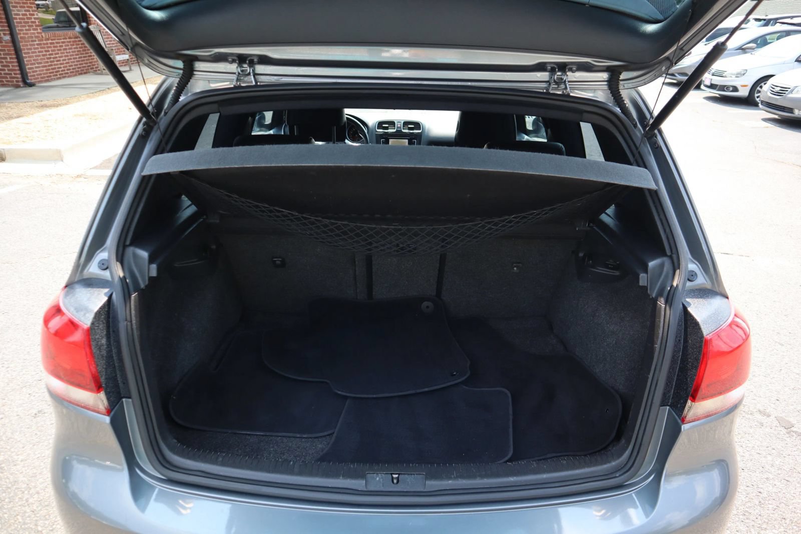 Used 2011 Volkswagen Golf 2-Door FWD image 11
