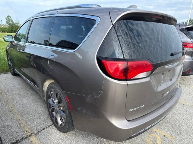 Used 2018 Chrysler Pacifica Limited w/ Tire & Wheel Group FWD image 3