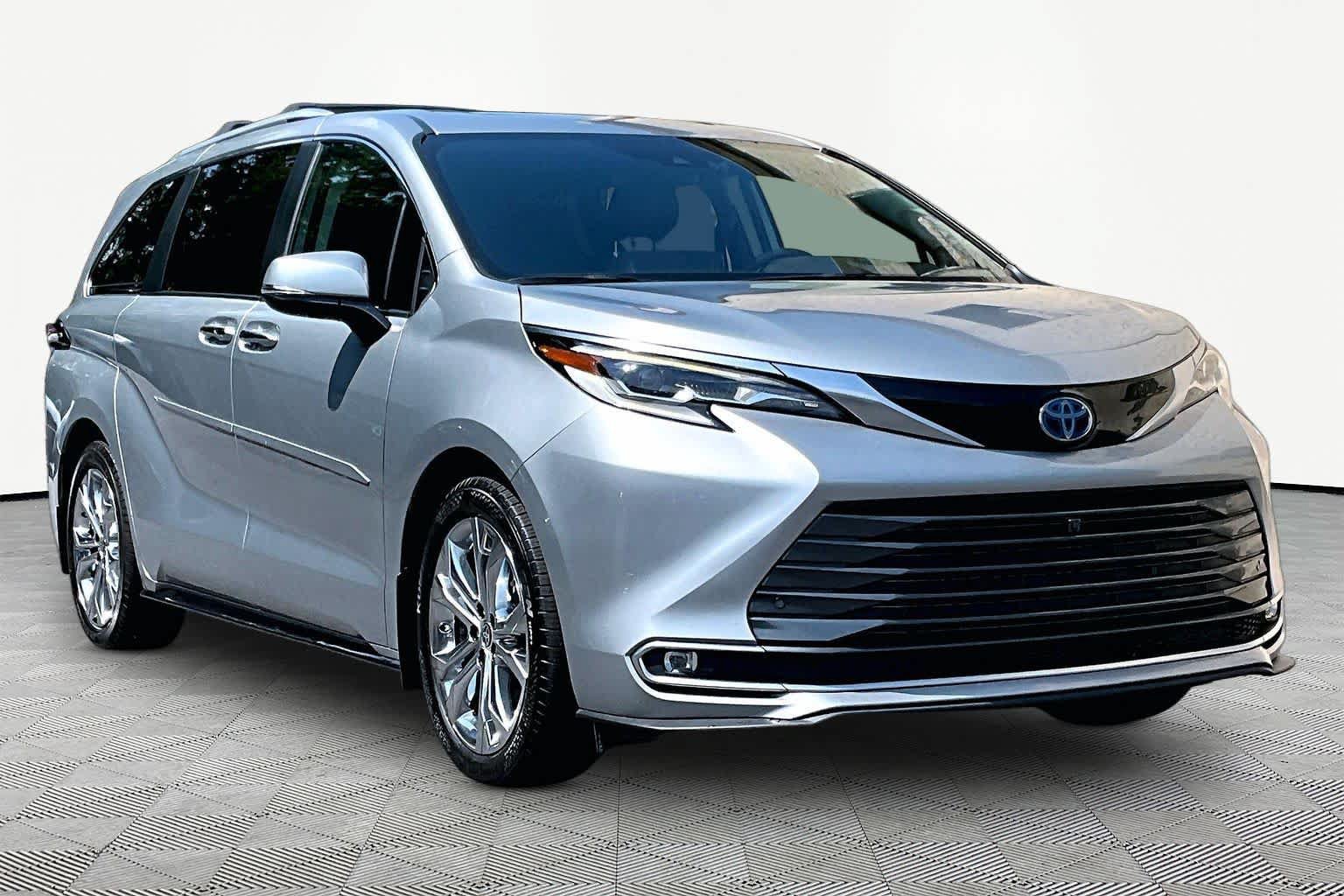 Certified 2023 Toyota Sienna Platinum FWD image 3
