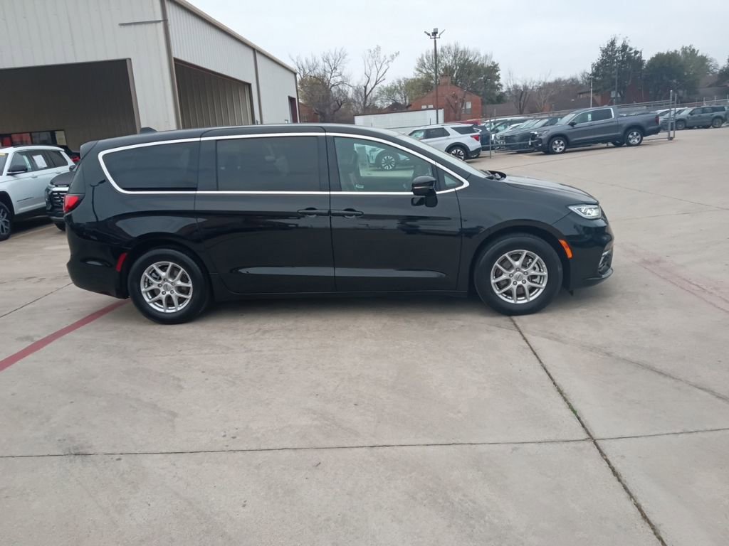 Used 2025 Chrysler Pacifica Select image 6