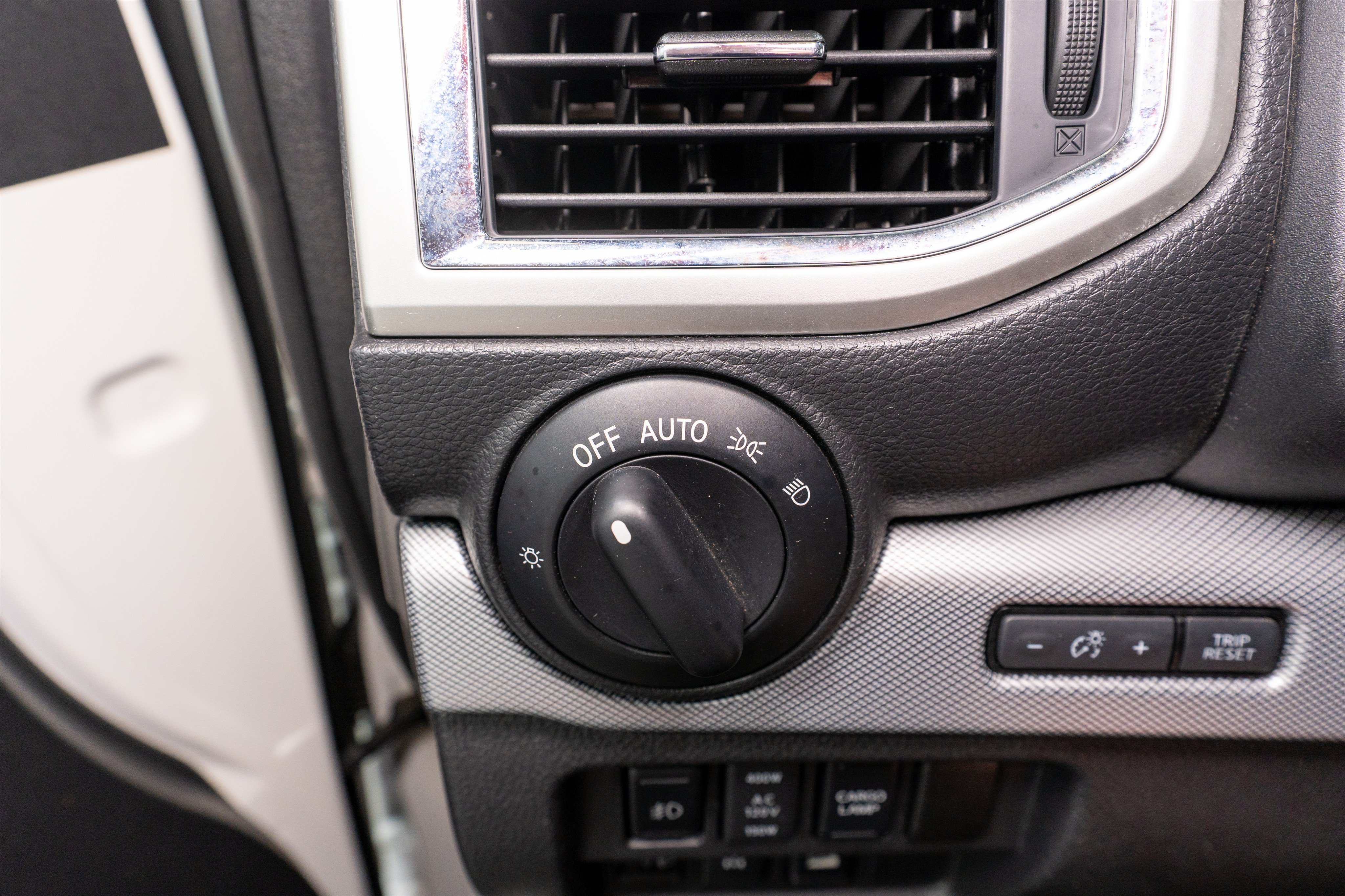 Used 2019 Nissan Titan PRO-4X w/ Pro-4x Convenience Package AWD/4WD image 33