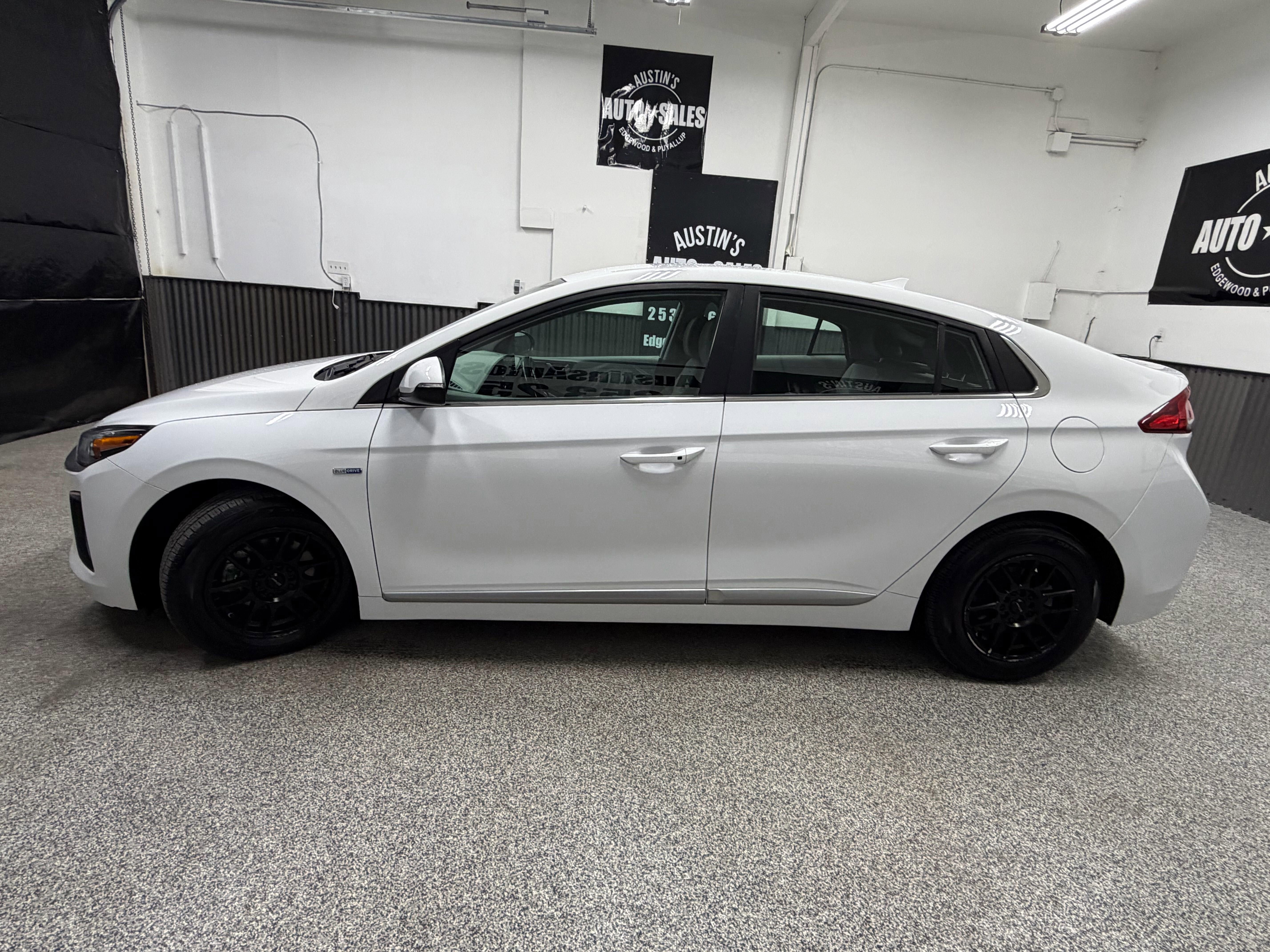 Used 2020 Hyundai Ioniq SE image 7