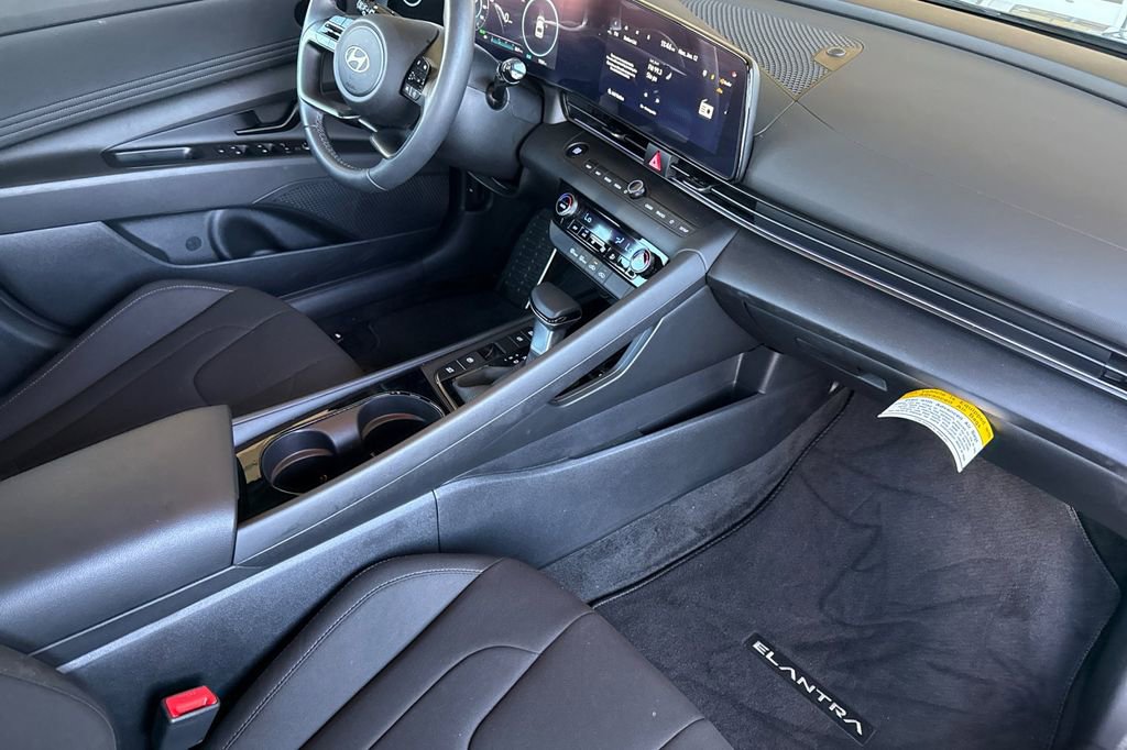 Used 2025 Hyundai Elantra SEL image 13