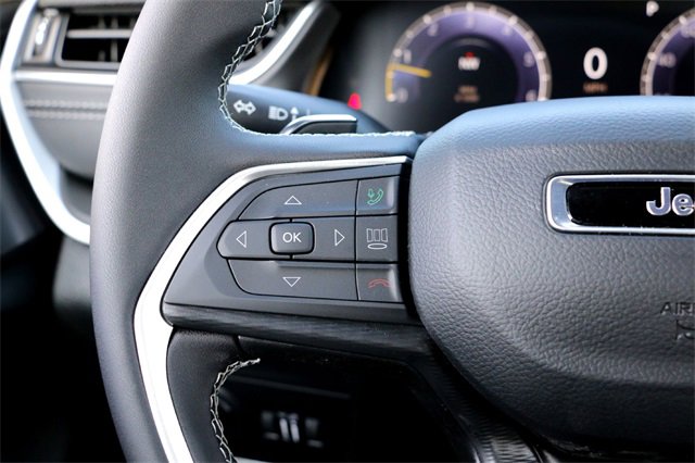 Used 2025 Jeep Grand Cherokee Laredo image 14