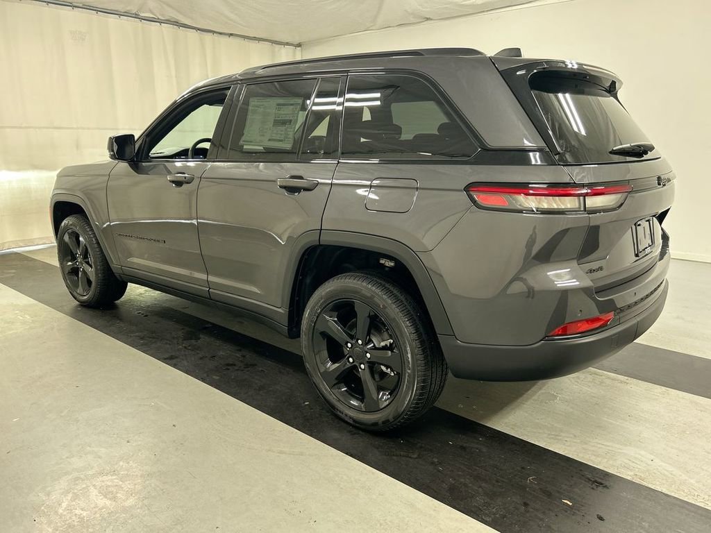 Used 2025 Jeep Grand Cherokee Limited w/ Black Appearance Package image 6