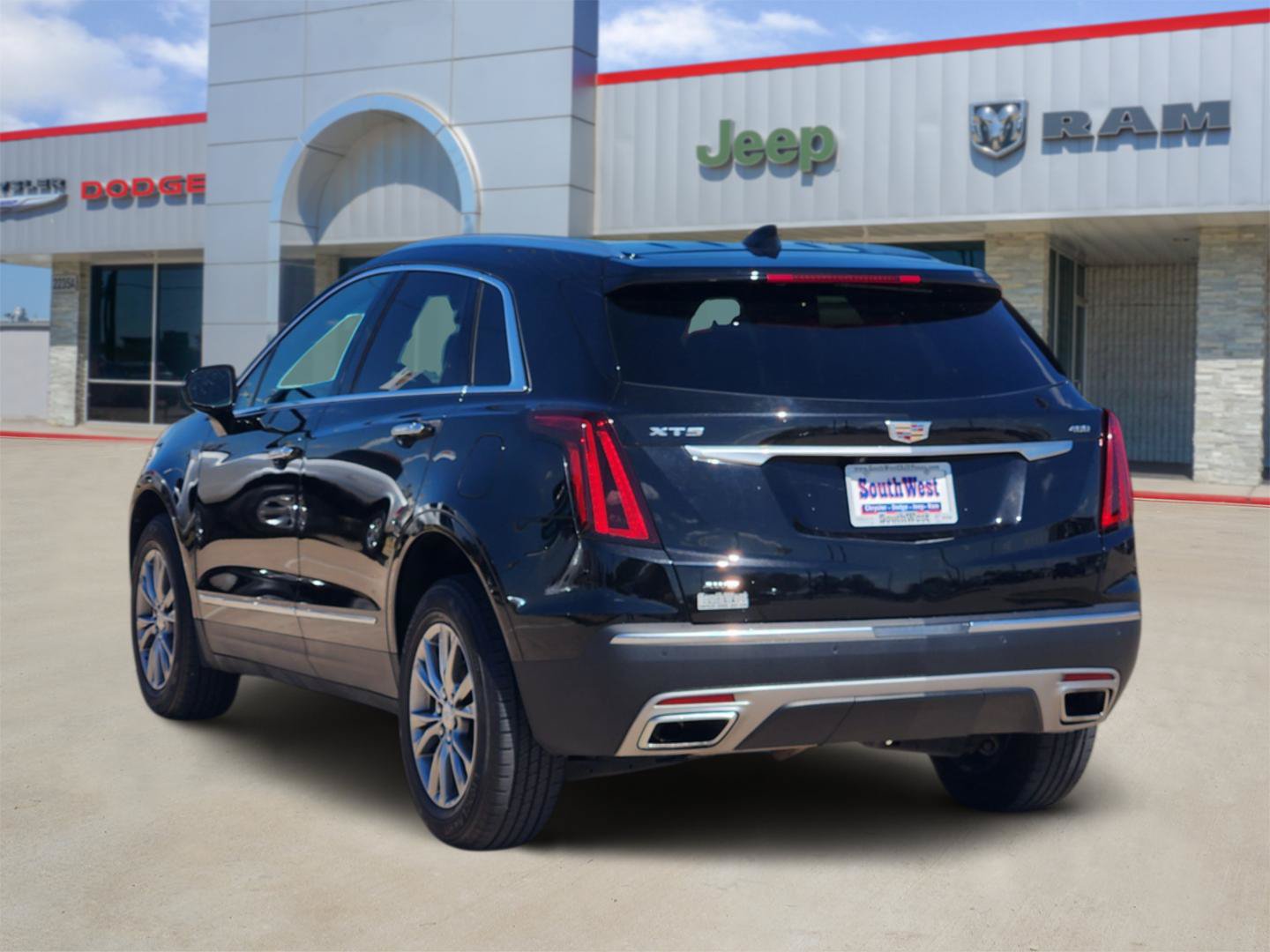 Used 2022 Cadillac XT5 Premium Luxury w/ LPO, Floor Liner Package AWD/4WD image 4