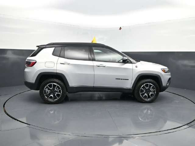 New 2026 Jeep Compass Trailhawk w/ Sun, Sound & Navigation Group AWD/4WD image 11