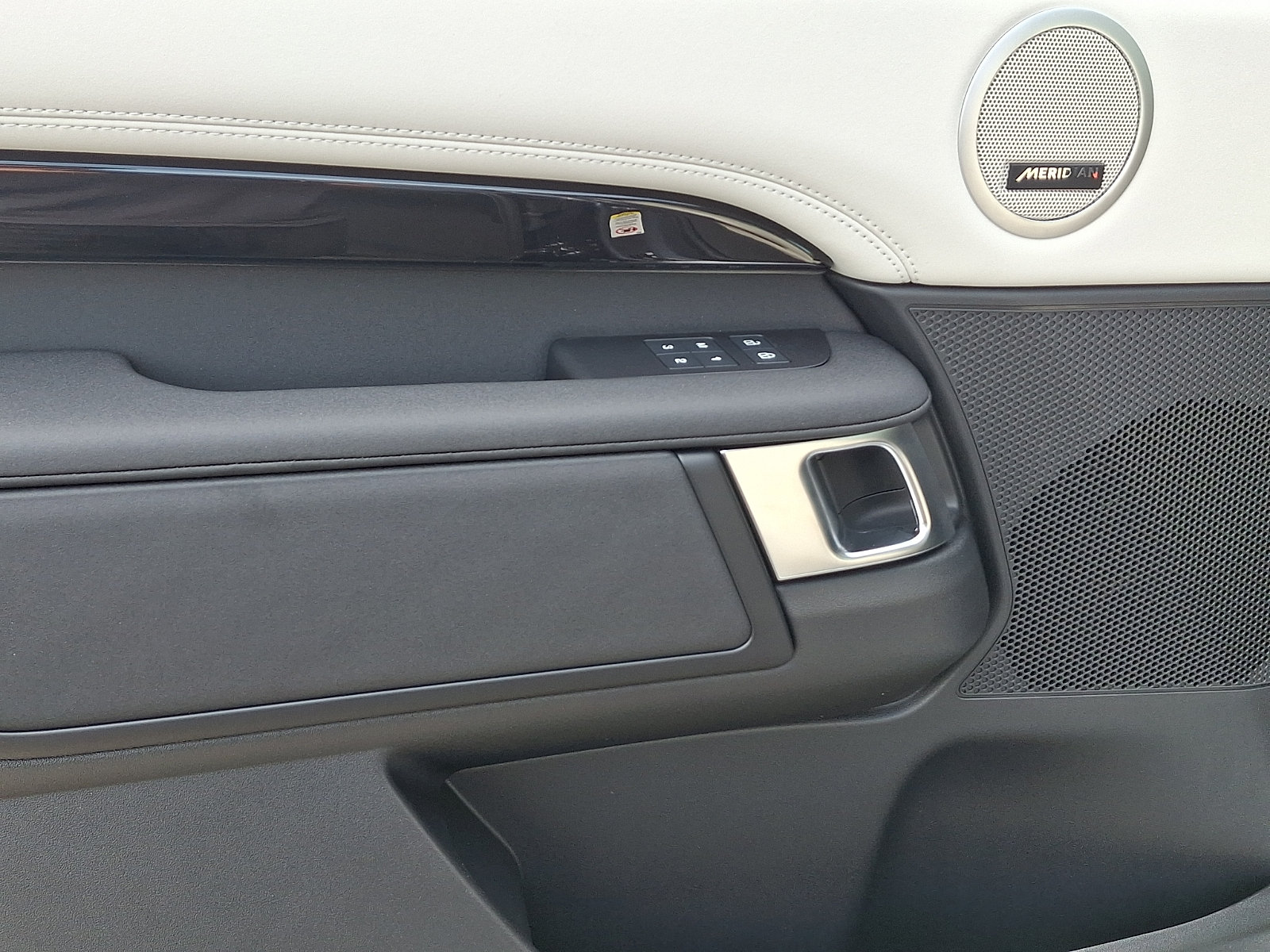 New 2026 Land Rover Discovery S AWD/4WD image 9
