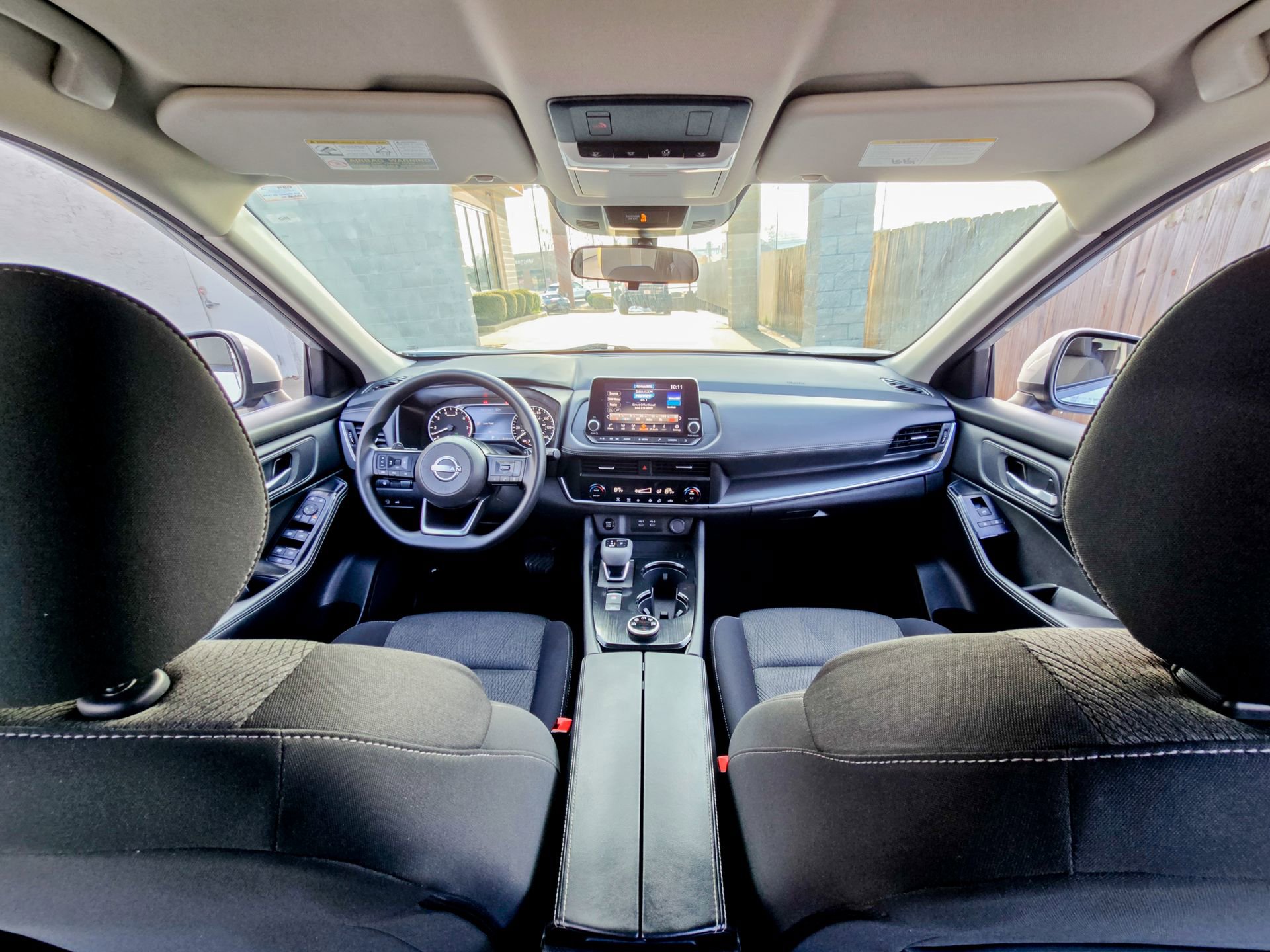 Used 2024 Nissan Rogue SV image 2