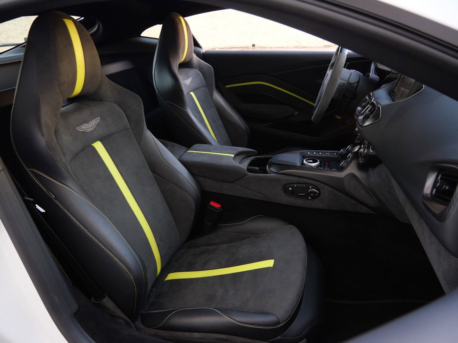 Used 2023 Aston Martin V8 Vantage Coupe image 12