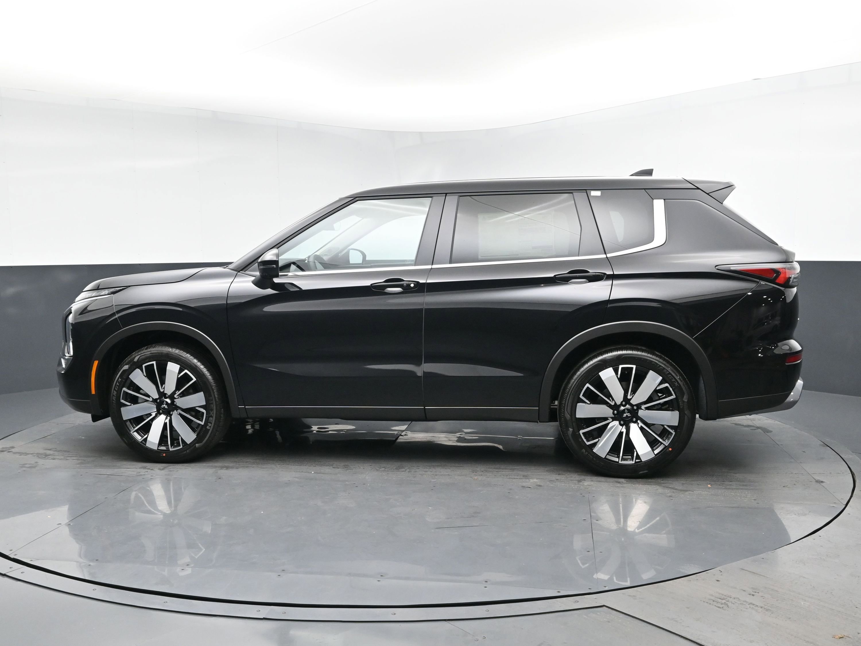 New 2025 Mitsubishi Outlander SE image 4