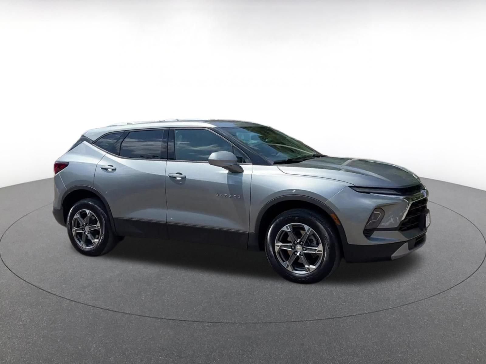 Used 2025 Chevrolet Blazer LT FWD image 2