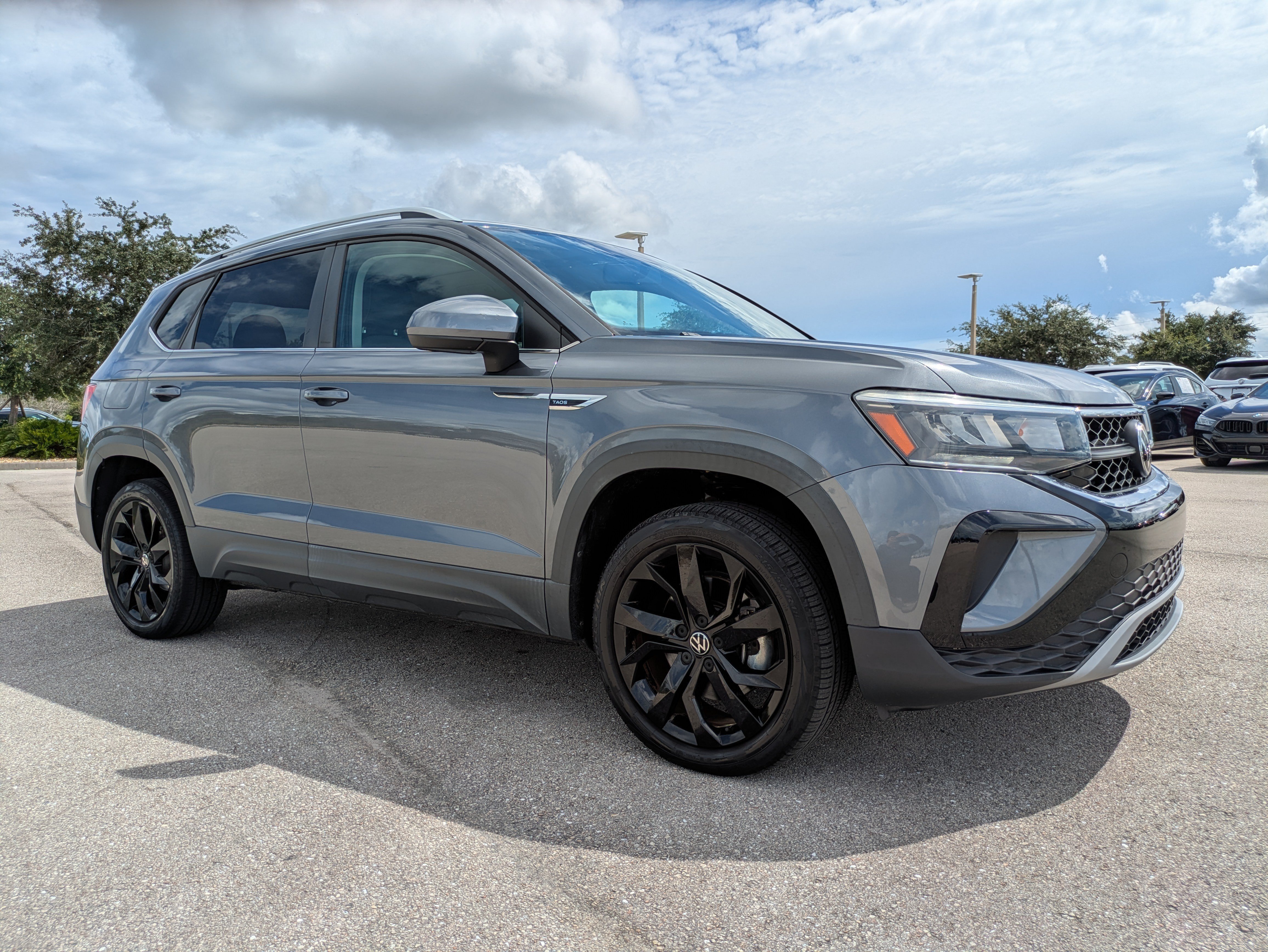 Used 2022 Volkswagen Taos SE w/ Panoramic Sunroof Package FWD image 2