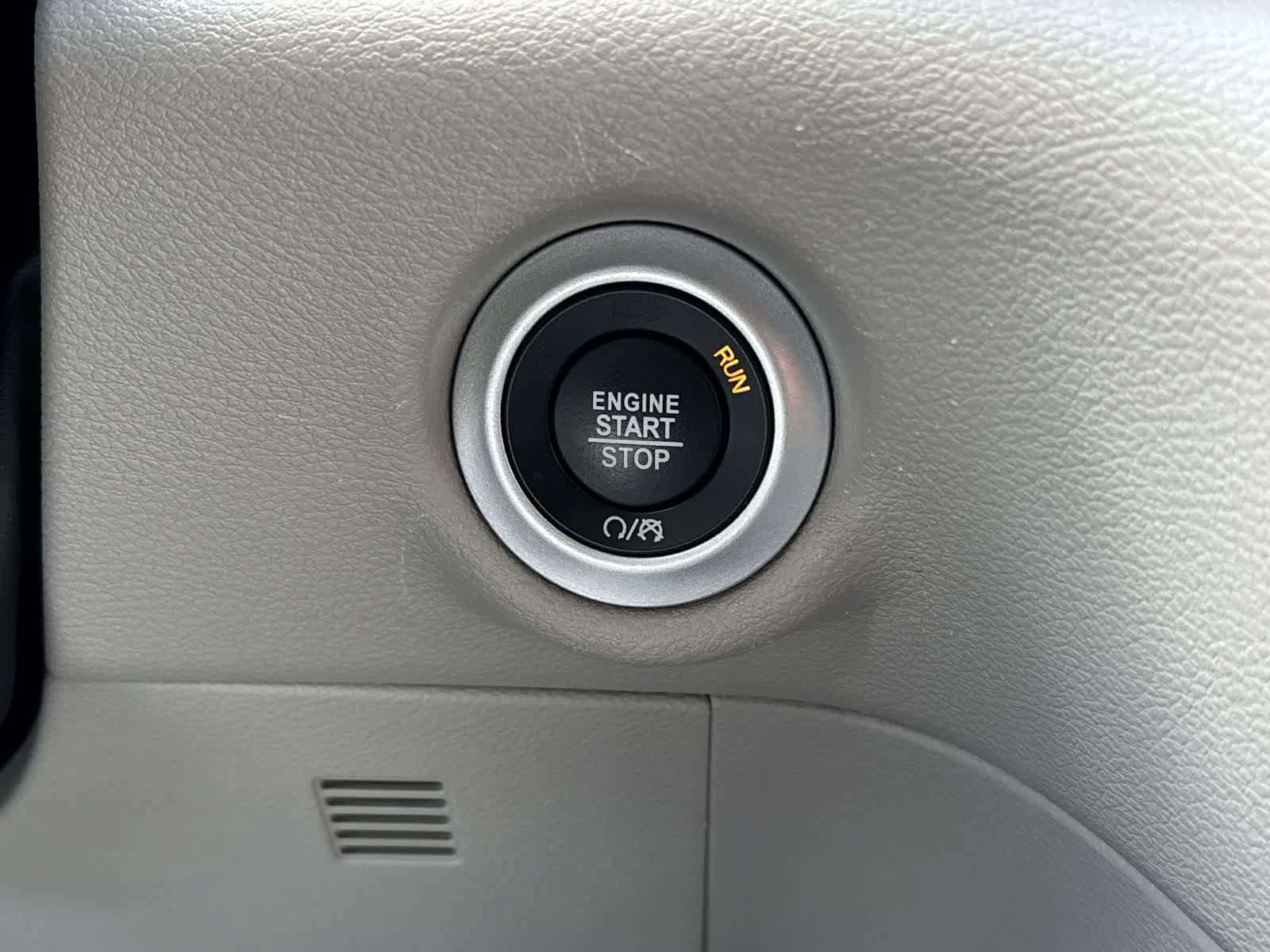 Used 2023 Chrysler Pacifica Touring-L FWD image 21