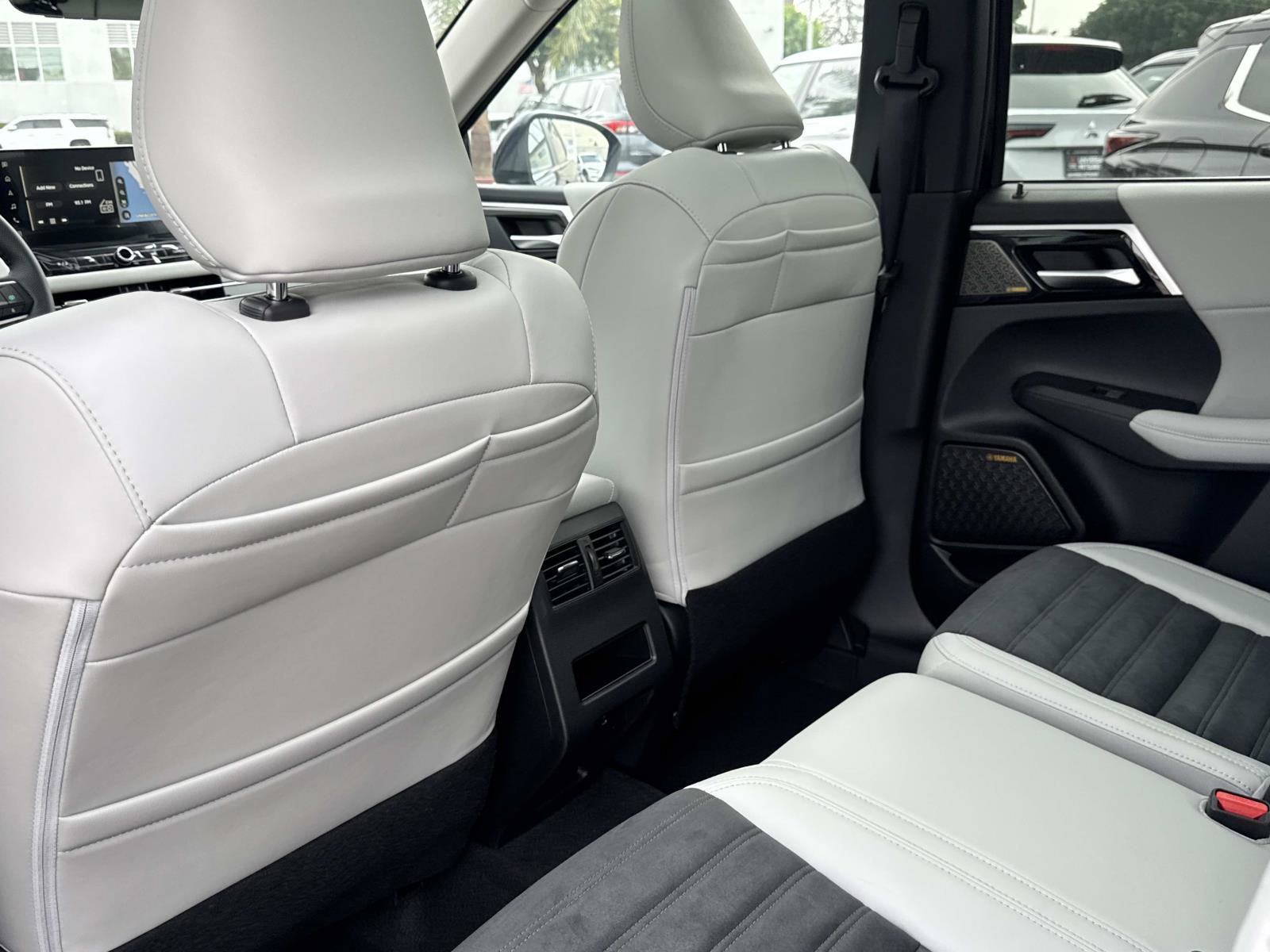 New 2025 Mitsubishi Outlander SE image 12