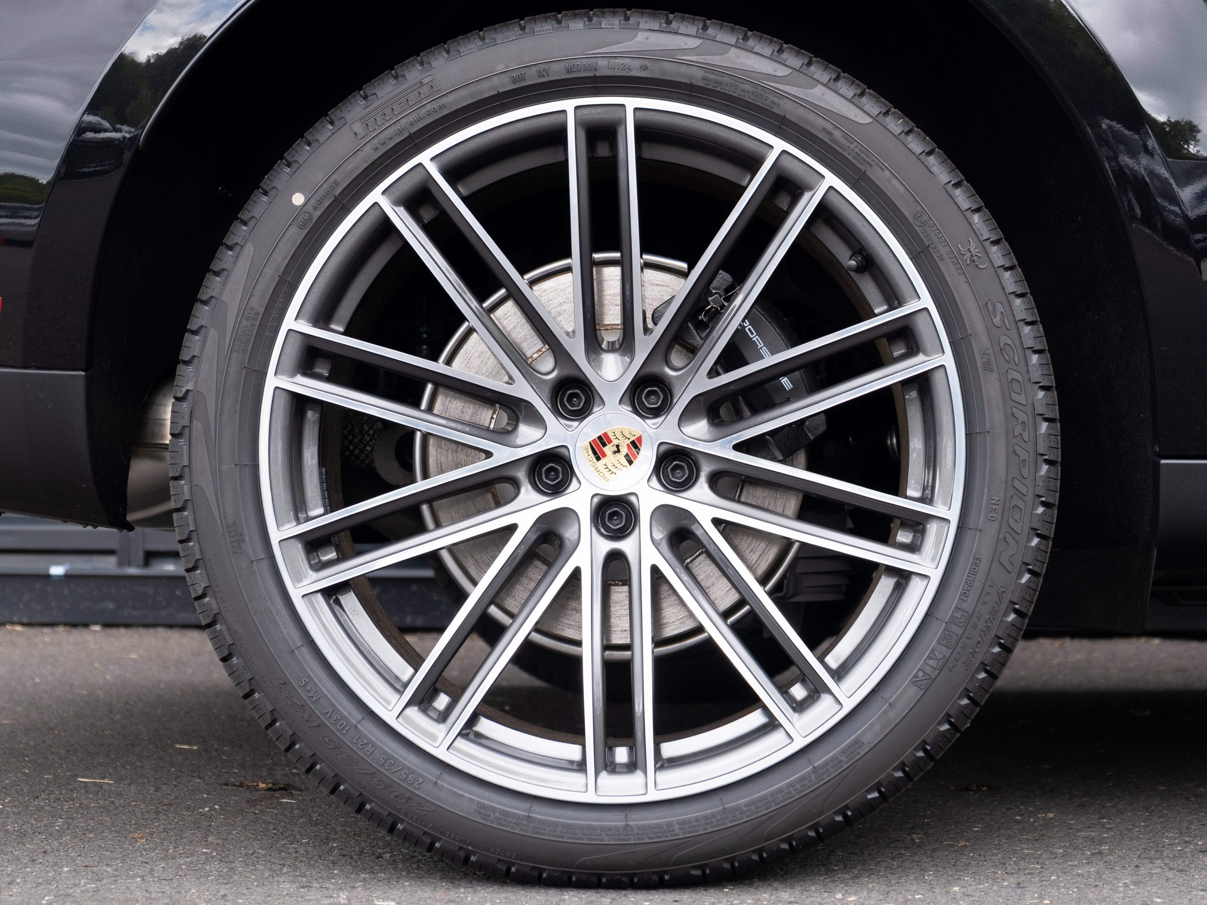 Certified 2025 Porsche Macan image 14