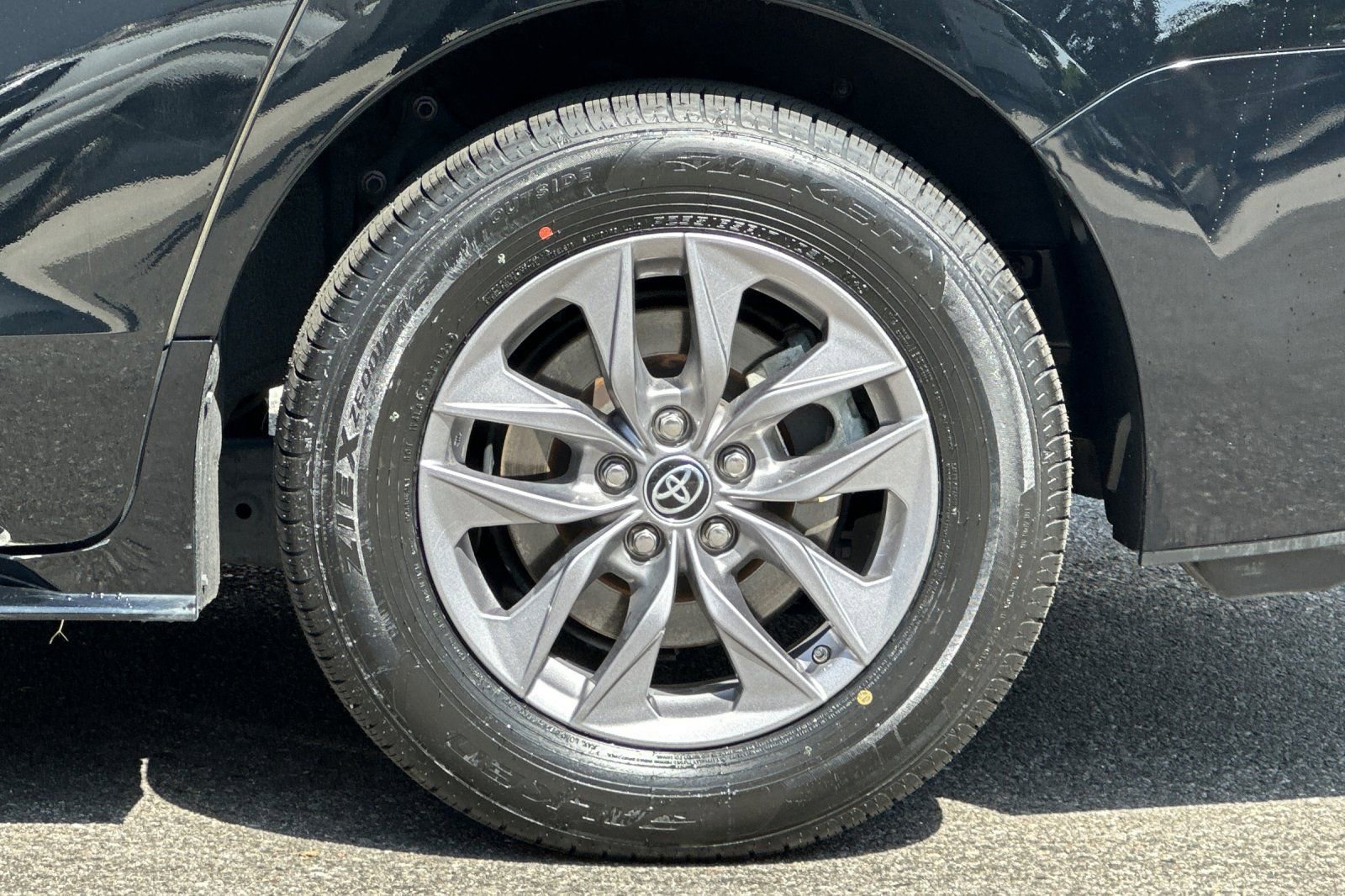 Certified 2023 Toyota Sienna LE FWD image 27