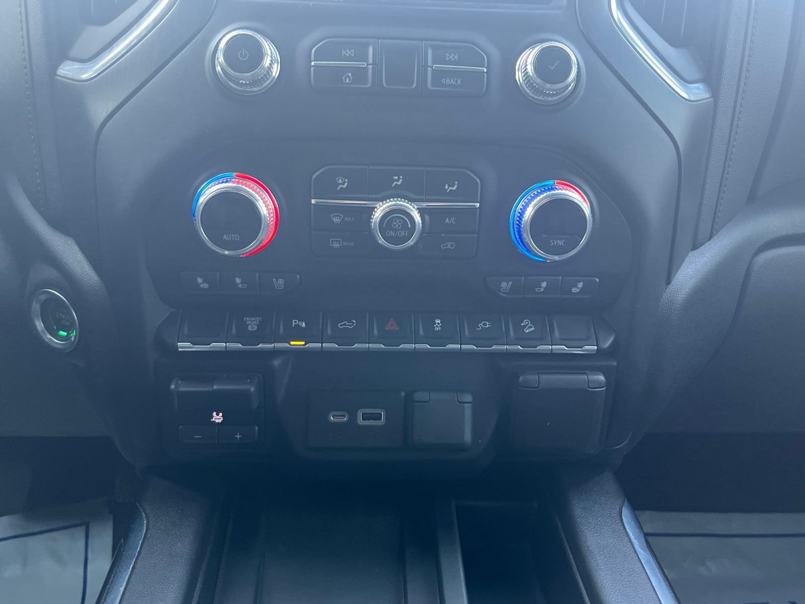 Used 2022 GMC Sierra 3500 AT4 w/ AT4 Preferred Package AWD/4WD image 18