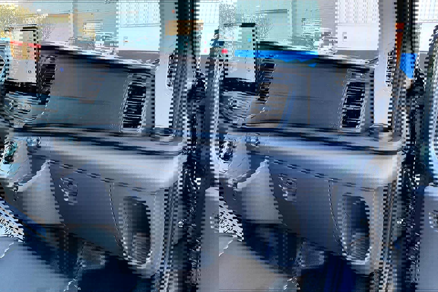 Used 2022 Ford E-Transit Medium Roof image 18