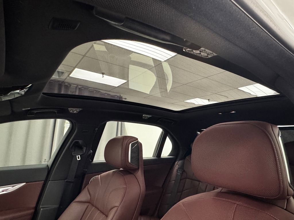 Used 2023 BMW 760i xDrive w/ Executive Package image 25